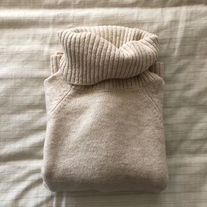Lulus cream turtle neck sweater - S